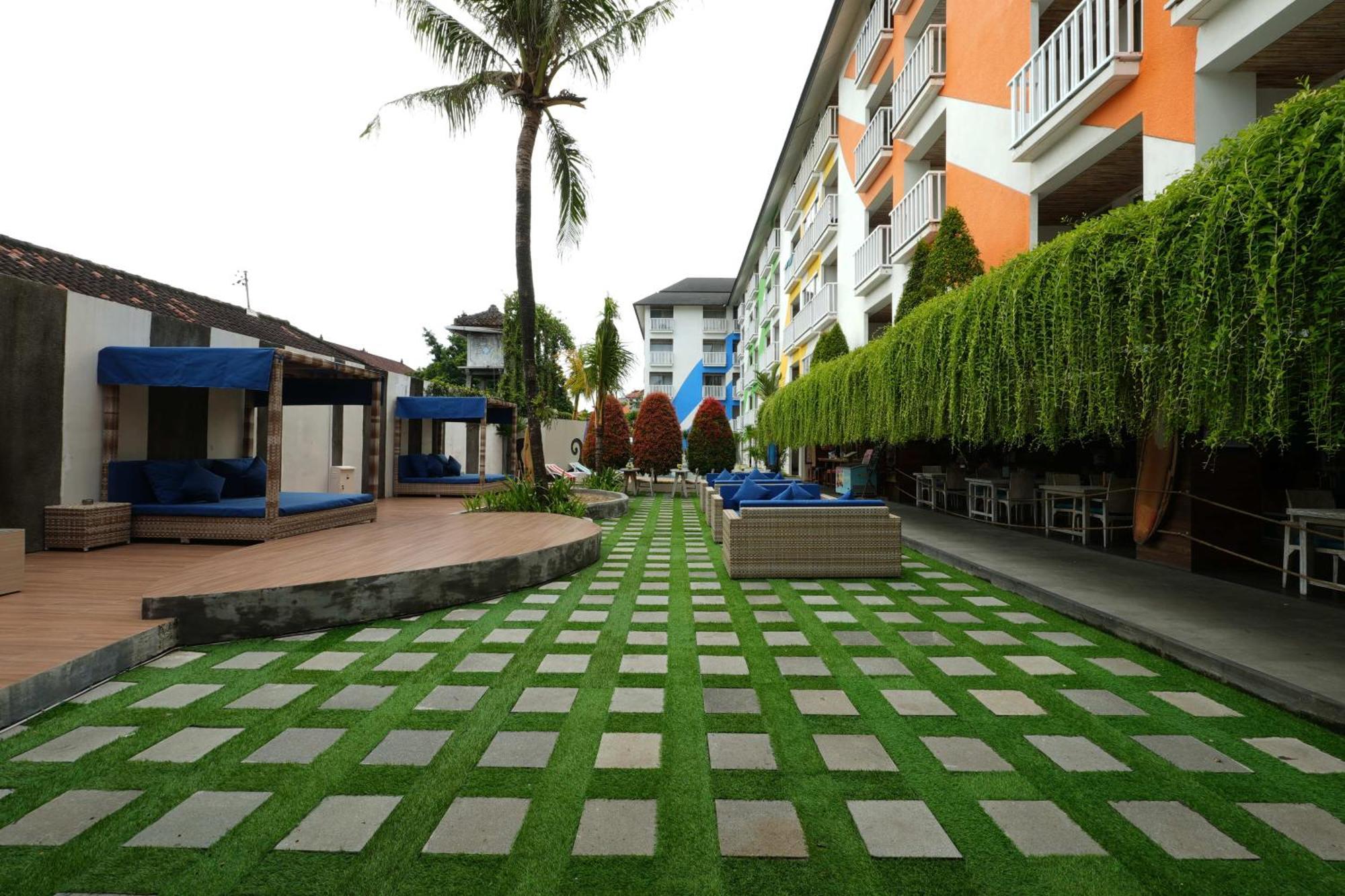 Bliss Surfer Hotel By Tritama Hospitality Legian Exteriör bild